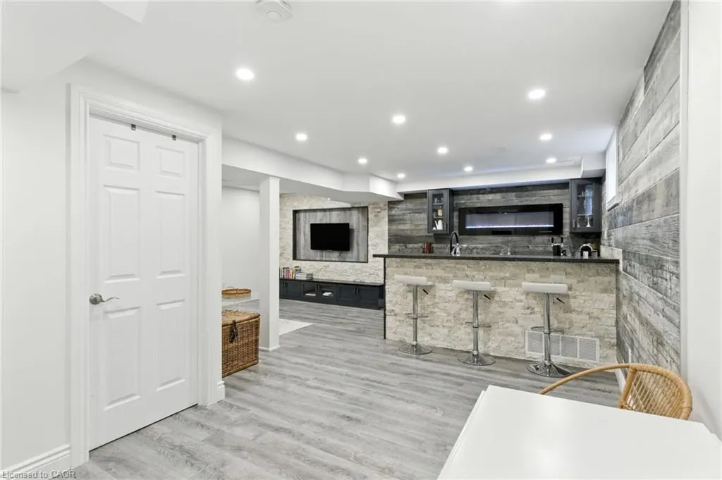 70 Dunrobin Lane