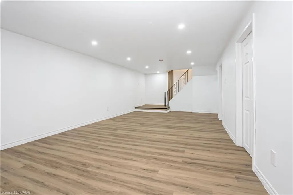 959 Mohawk Road E