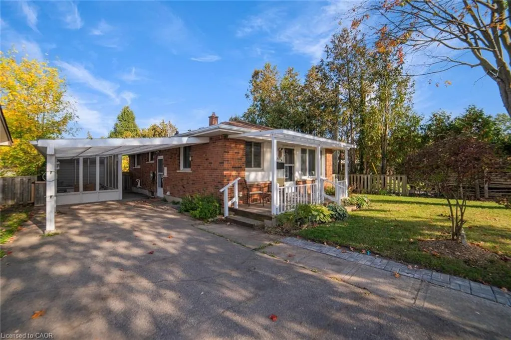 1676 Holley Crescent