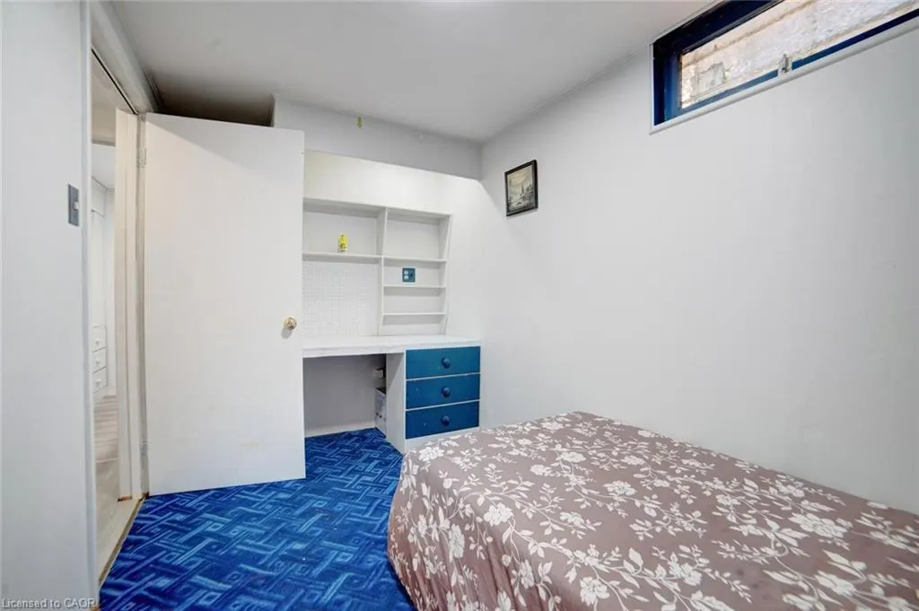 1676 Holley Crescent