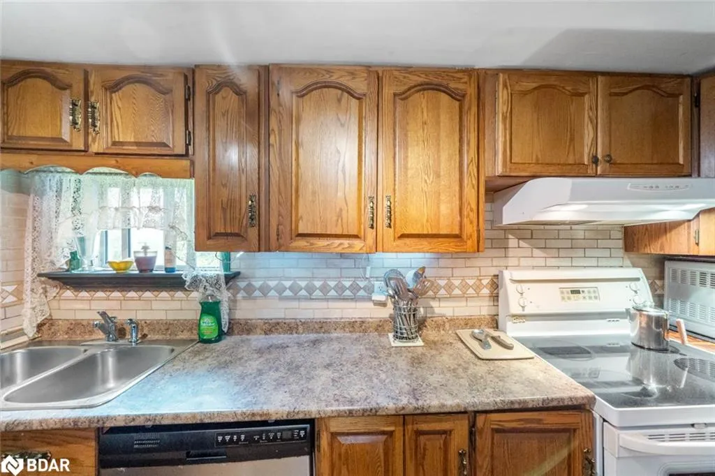 1291 Muskoka Rd 118 W