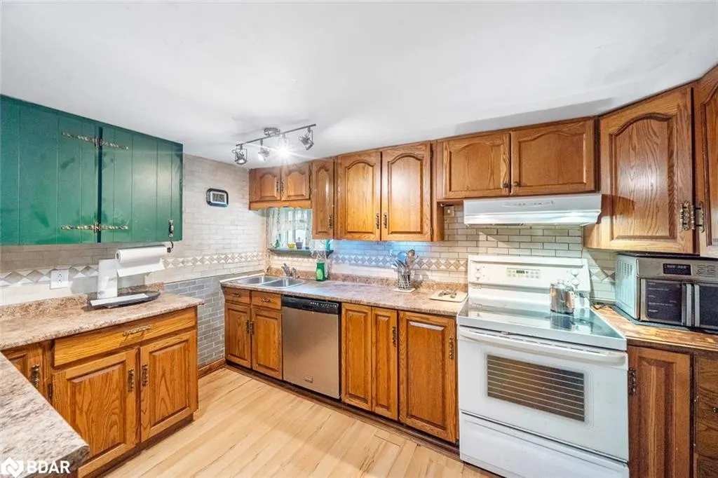 1291 Muskoka Rd 118 W