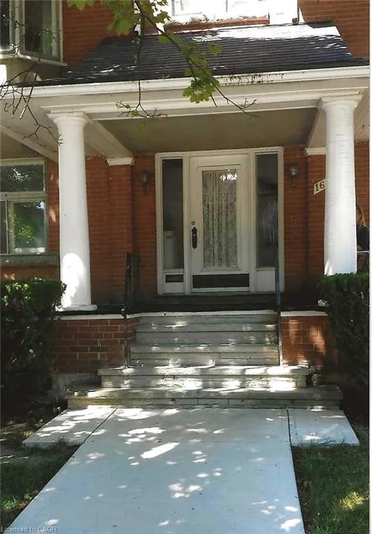 16 Wellington Street E