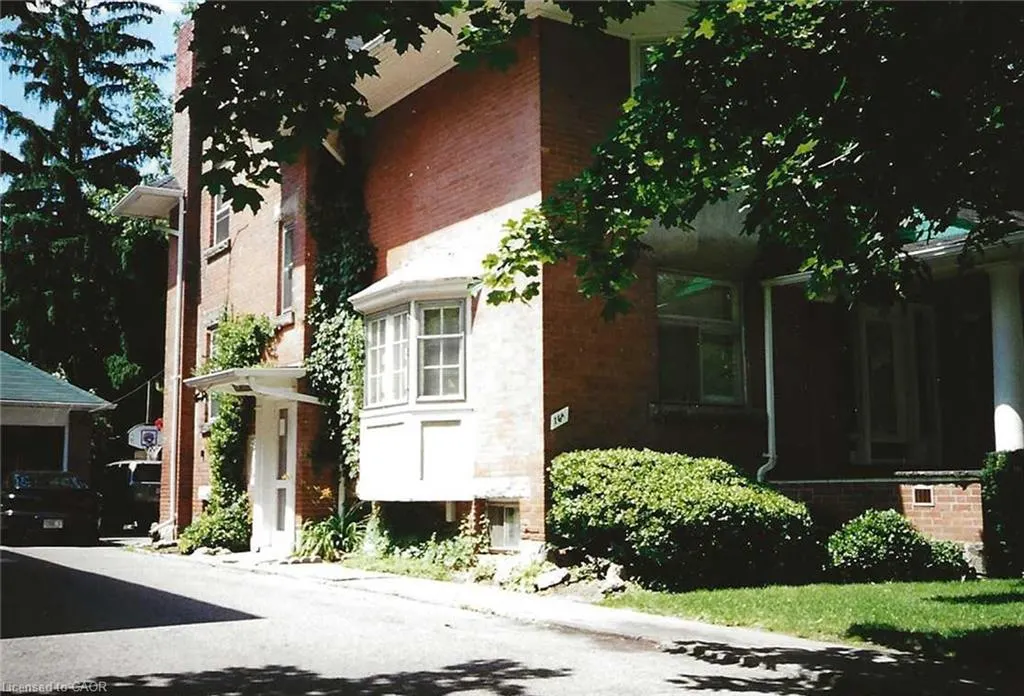 16 Wellington Street E