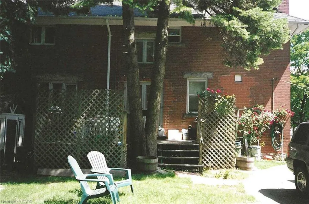 16 Wellington Street E
