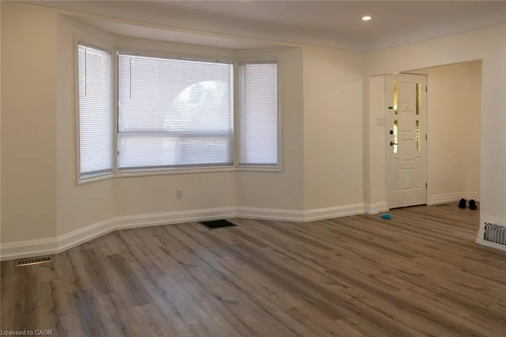 359 Queensdale Avenue E, #Upper