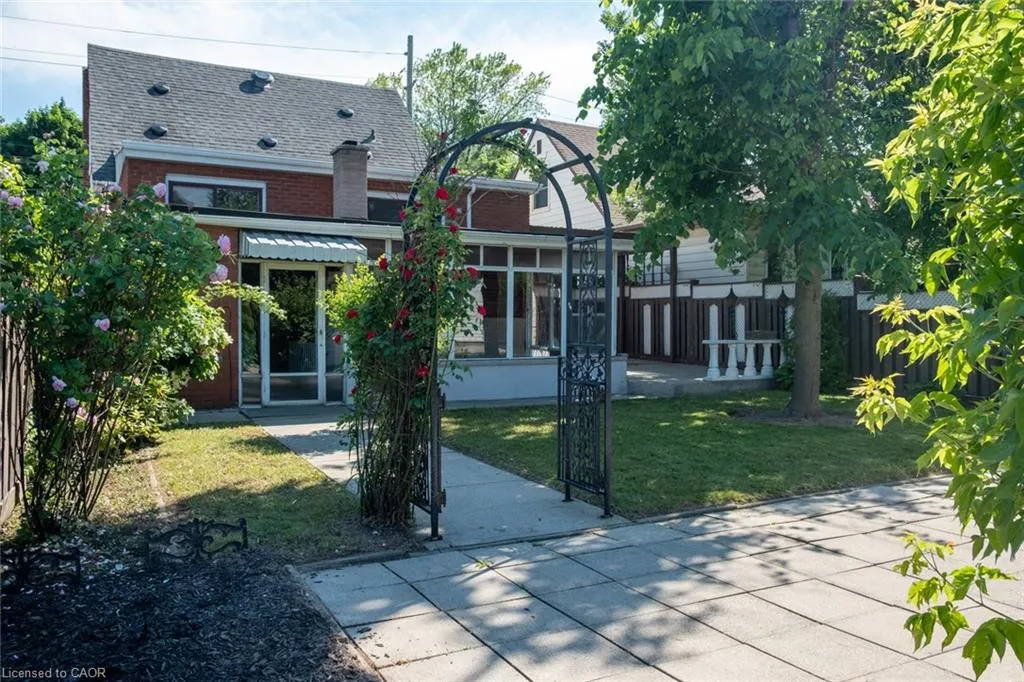 359 Queensdale Avenue E, #Upper