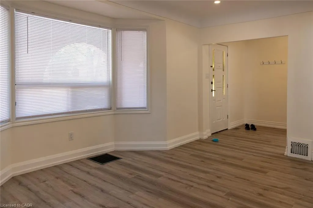 359 Queensdale Avenue E, #Upper