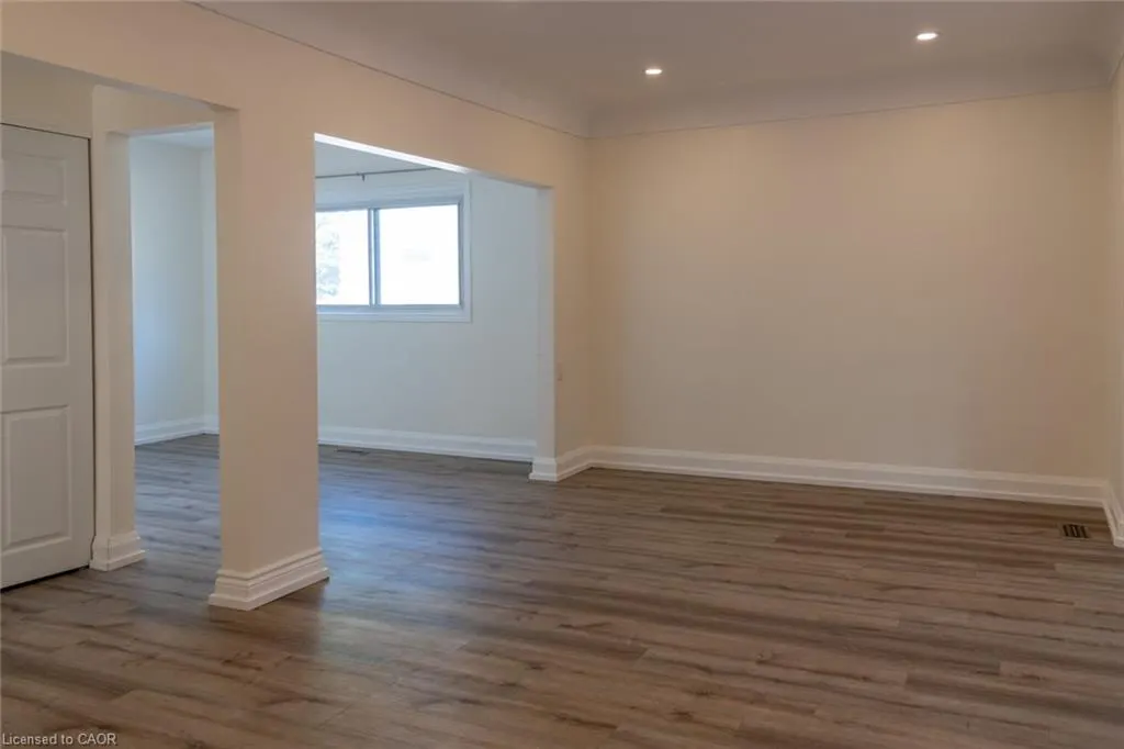 359 Queensdale Avenue E, #Upper