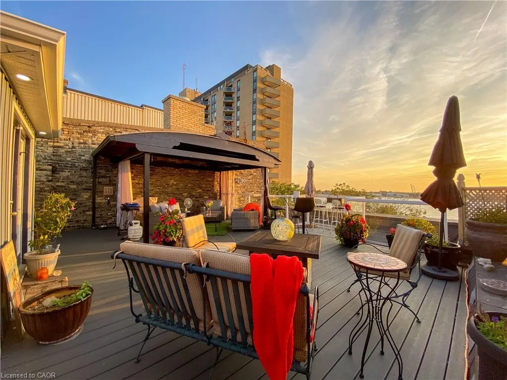 182 Front Street N, #UPPER