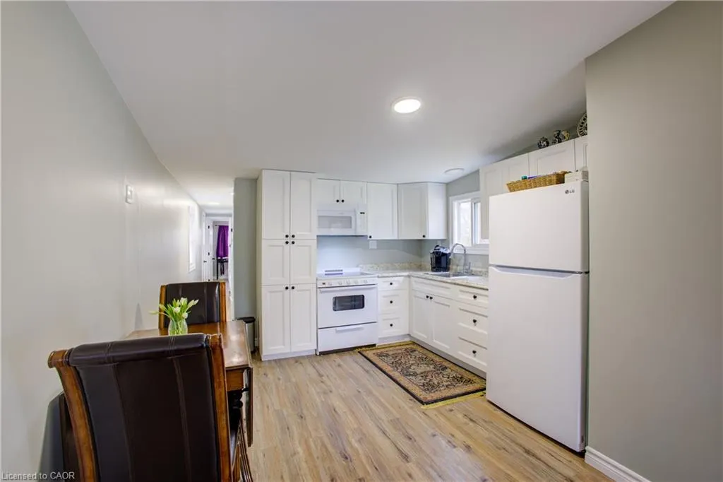 84 Wellington Street S, #2