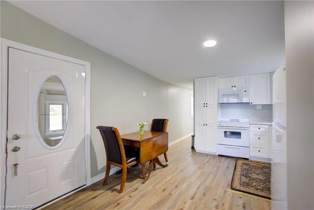 84 Wellington Street S, #2