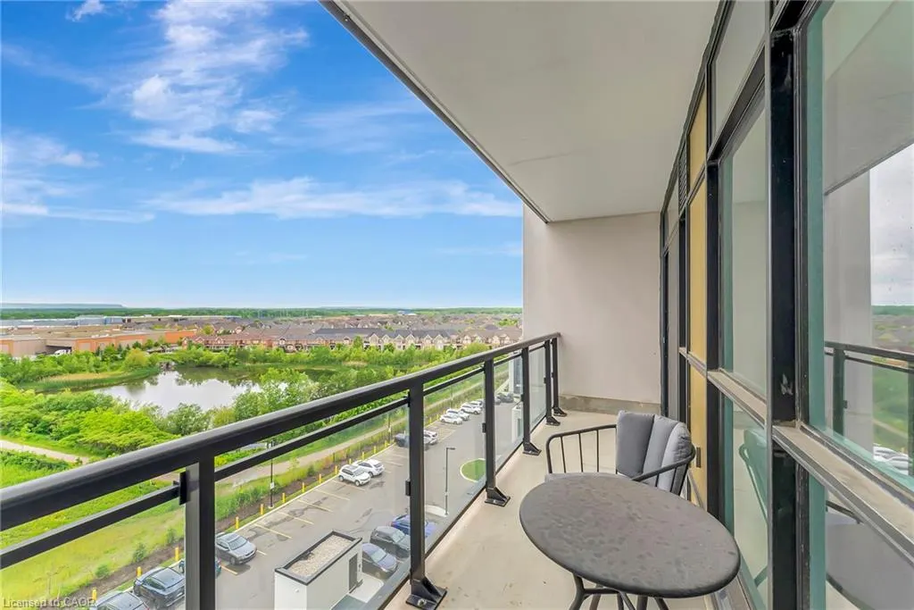 405 Dundas Street W, #702