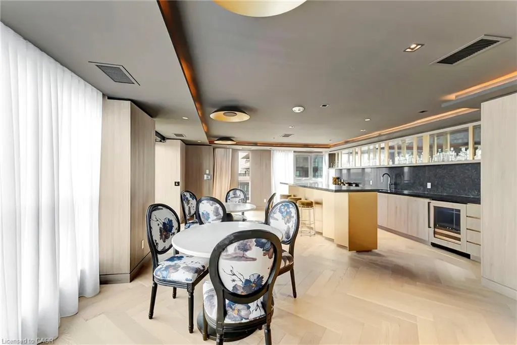 405 Dundas Street W, #702