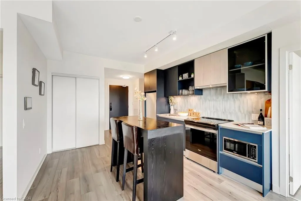 405 Dundas Street W, #702