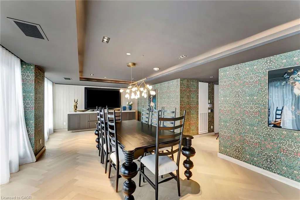 405 Dundas Street W, #702