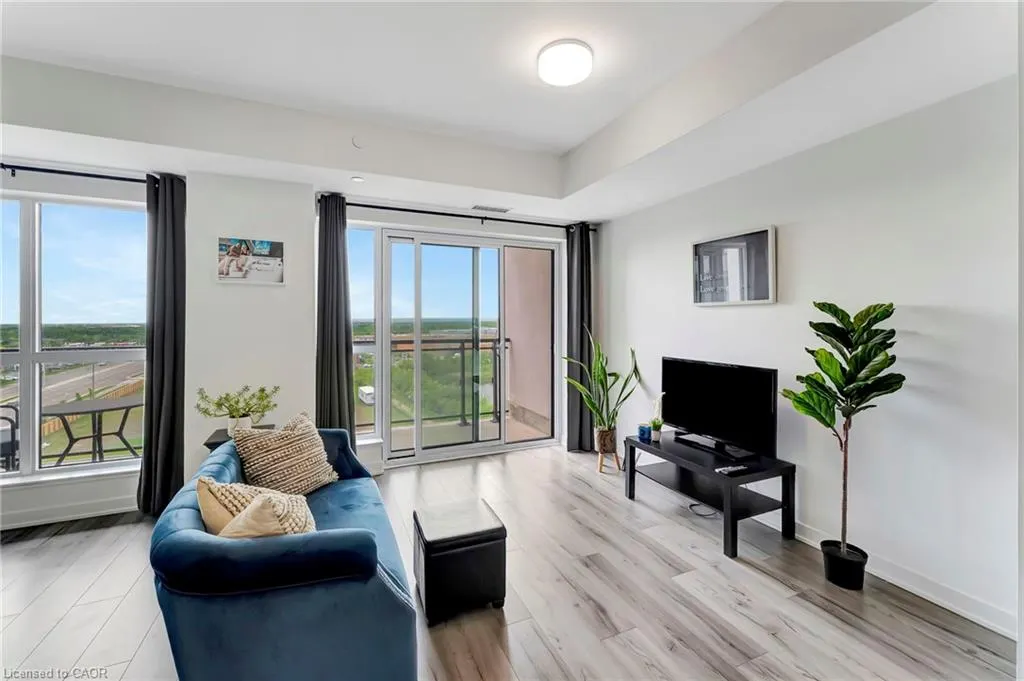 405 Dundas Street W, #702