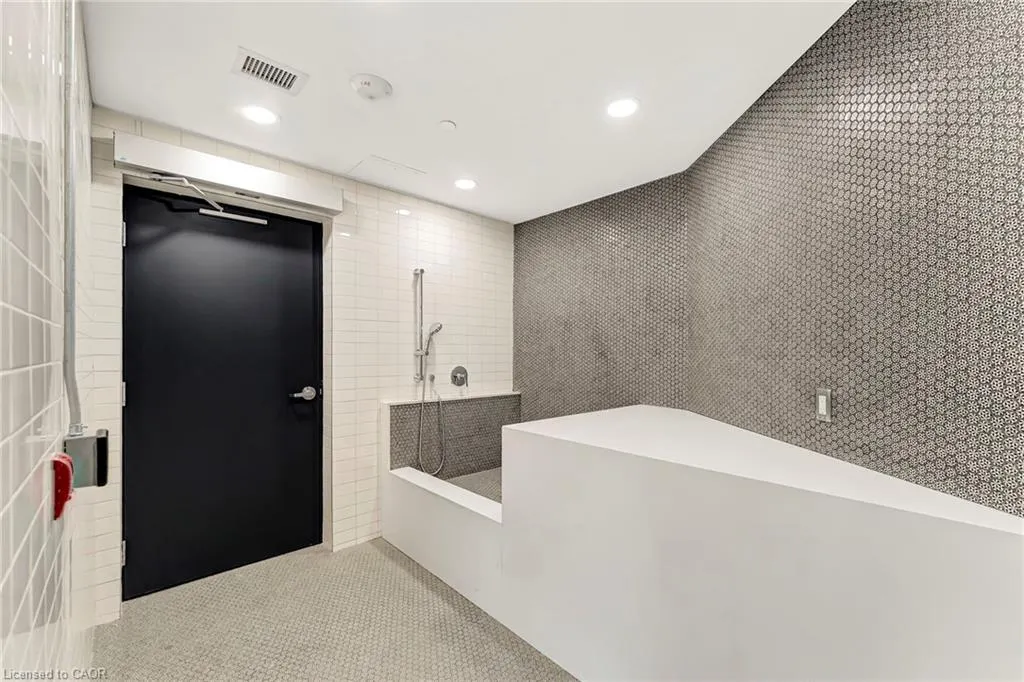 405 Dundas Street W, #702