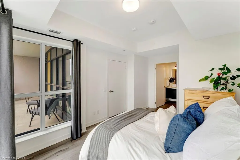 405 Dundas Street W, #702