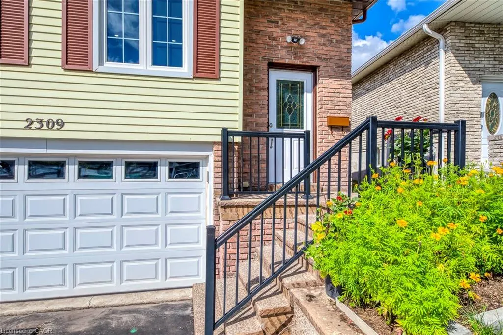 2309 Malcolm Crescent