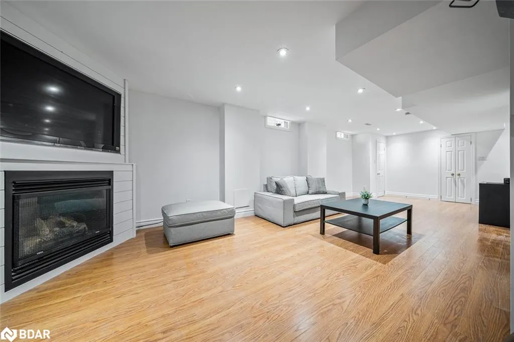 432 Woodsmere Crescent