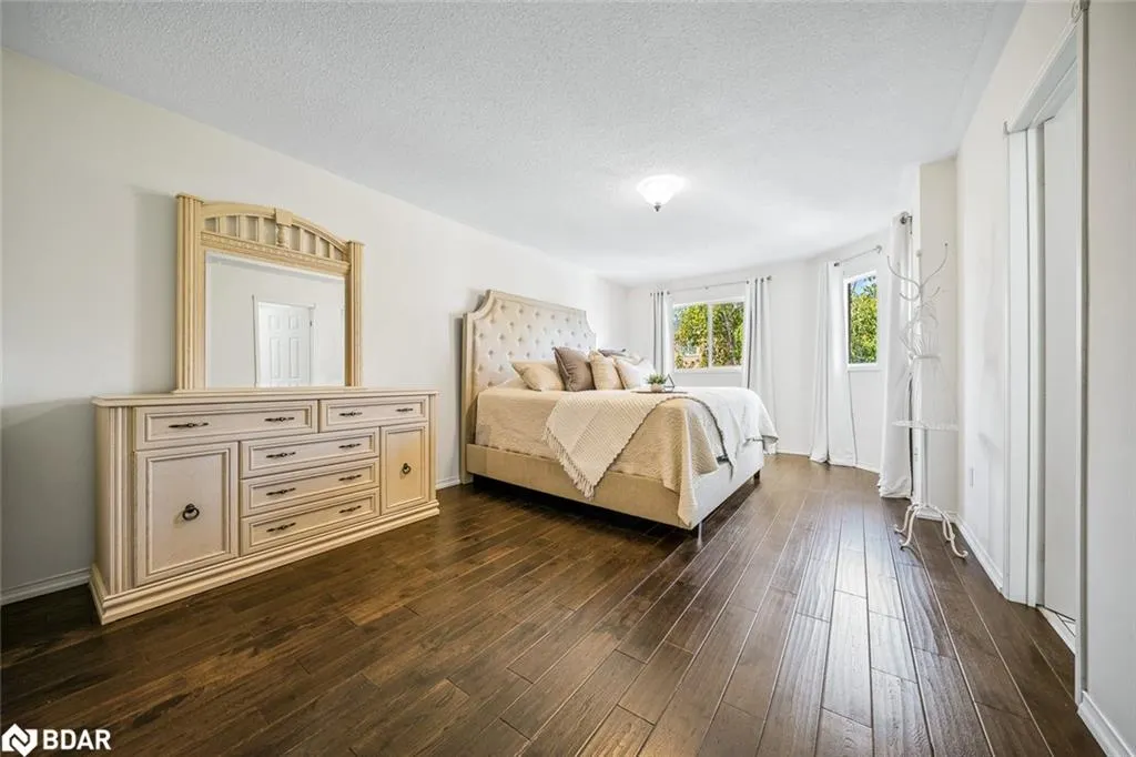 432 Woodsmere Crescent