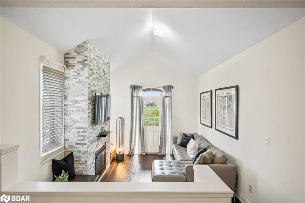 432 Woodsmere Crescent