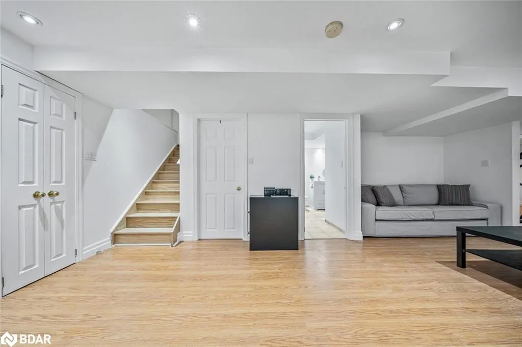 432 Woodsmere Crescent