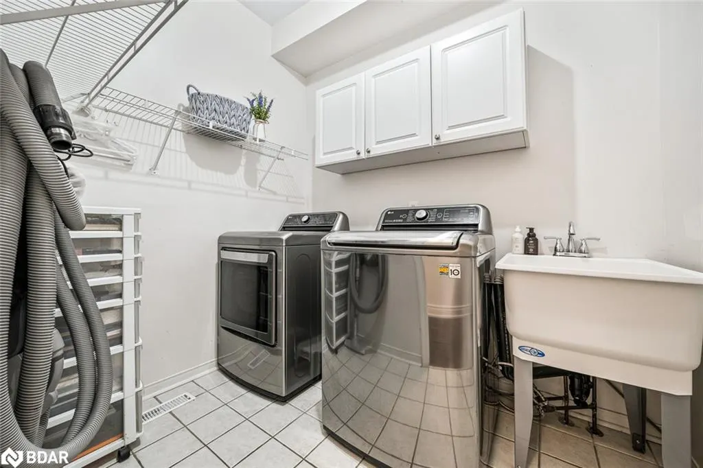 432 Woodsmere Crescent