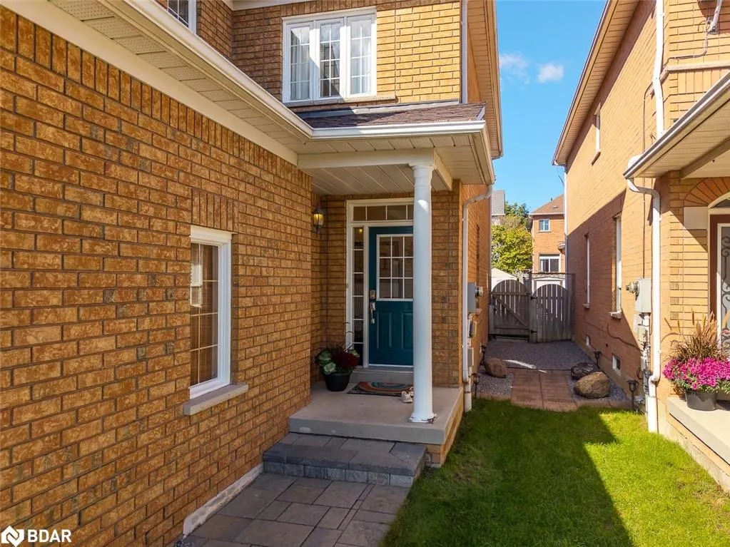 432 Woodsmere Crescent