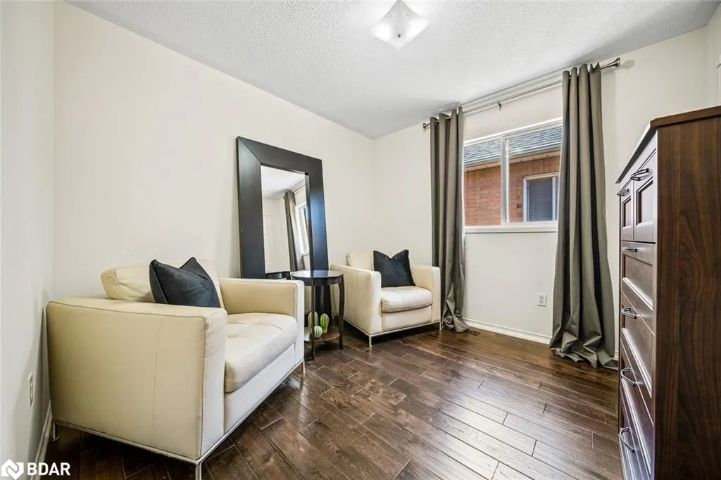 432 Woodsmere Crescent