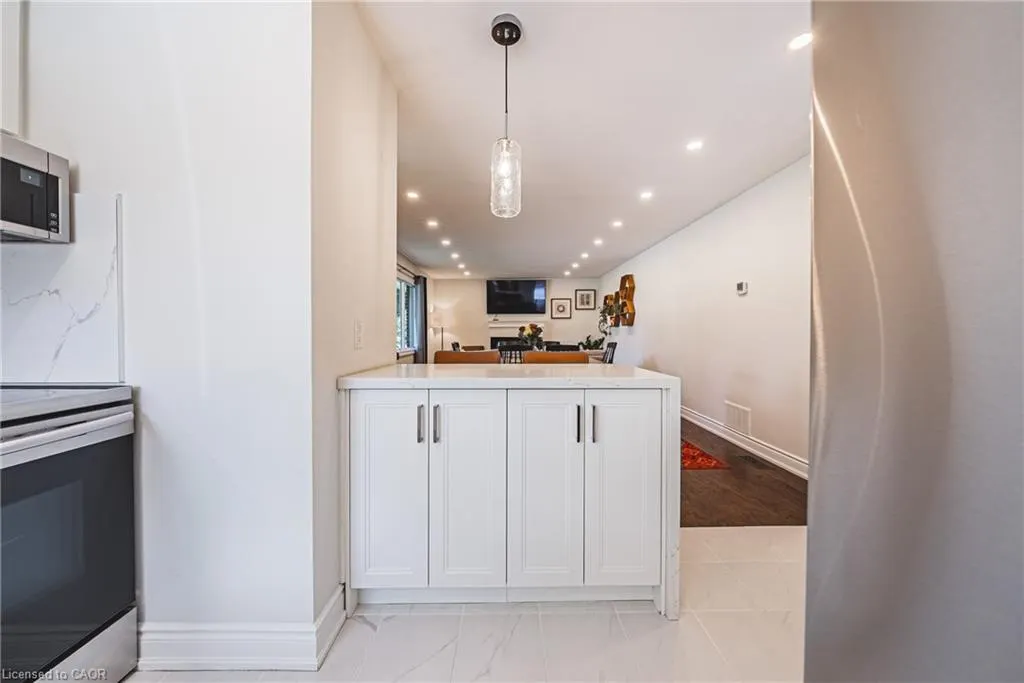 204 Fernwood Crescent