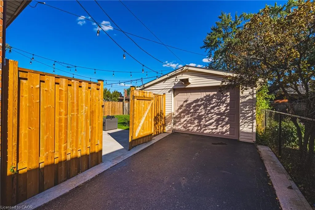 204 Fernwood Crescent
