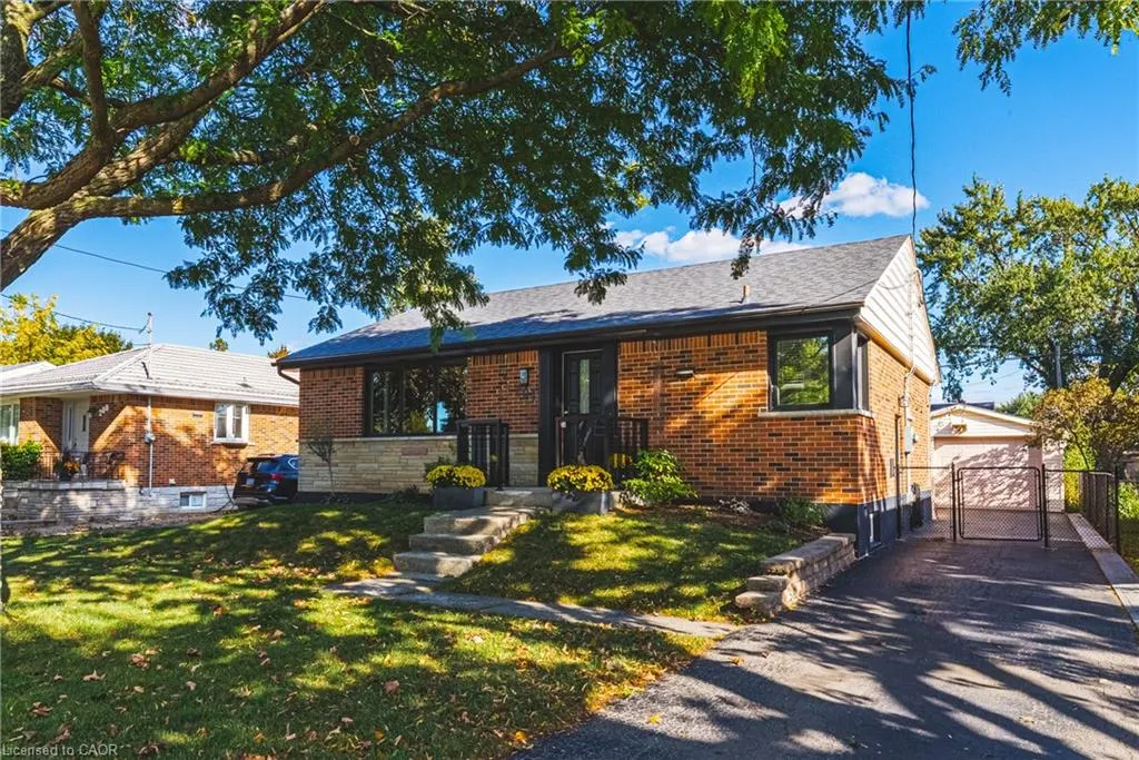 204 Fernwood Crescent