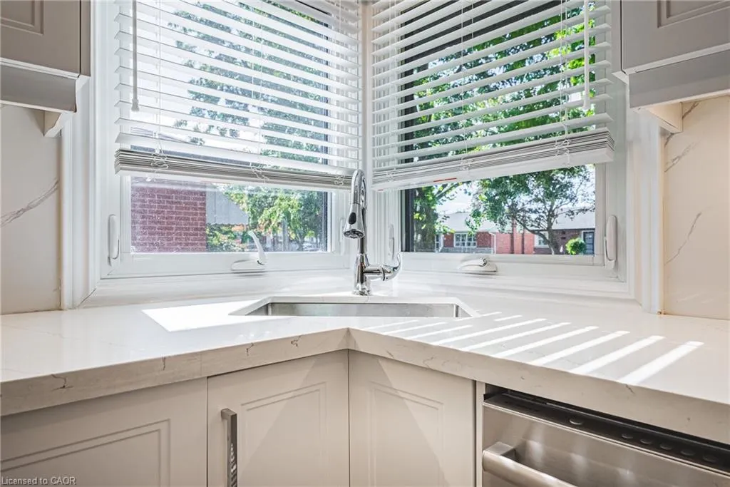 204 Fernwood Crescent