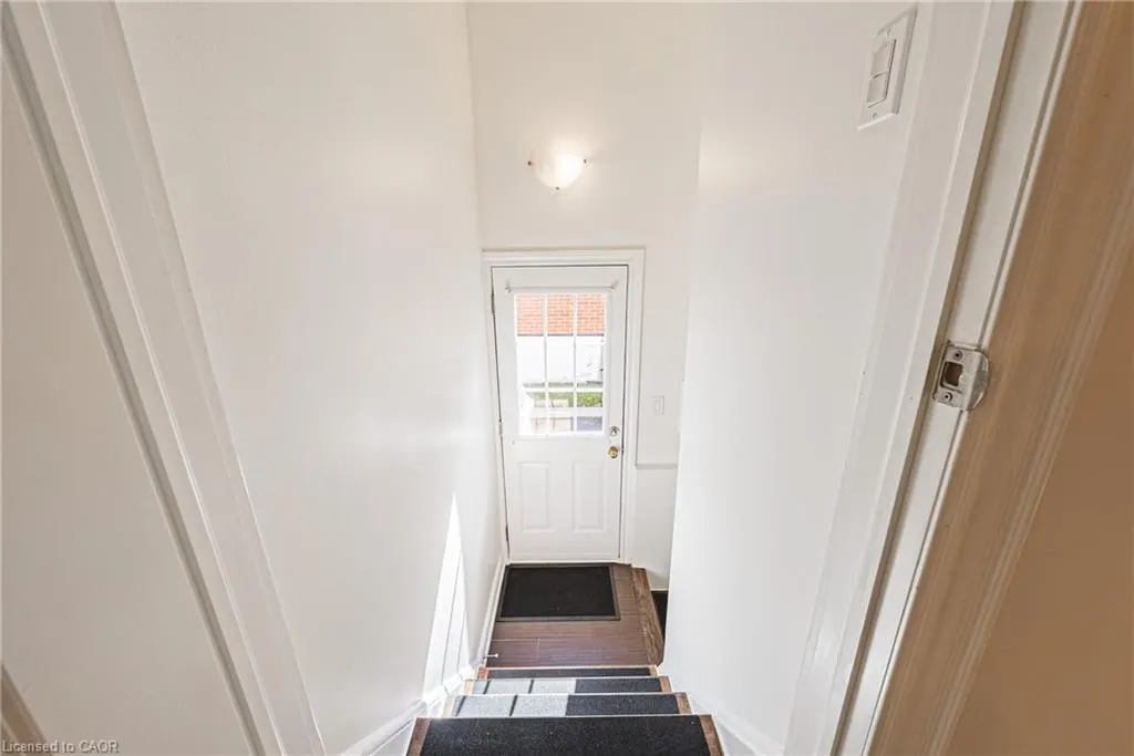 204 Fernwood Crescent