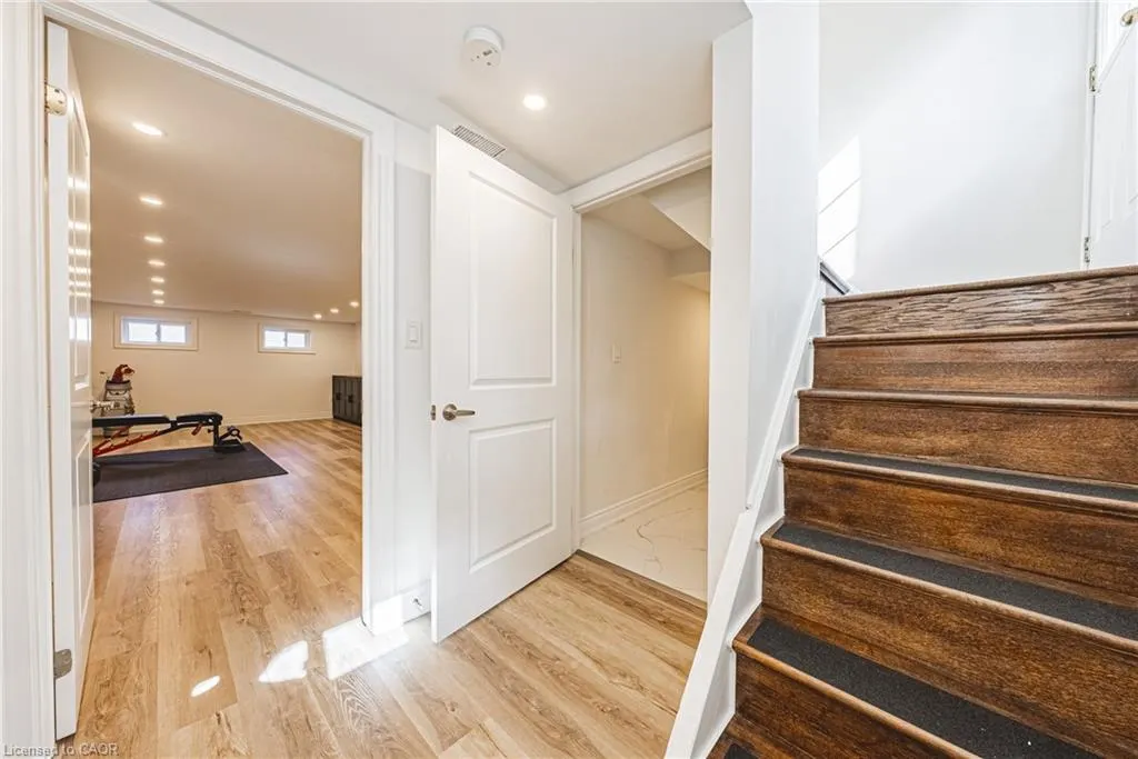 204 Fernwood Crescent