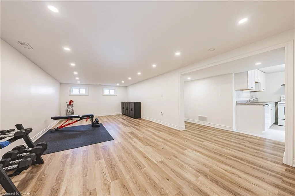 204 Fernwood Crescent