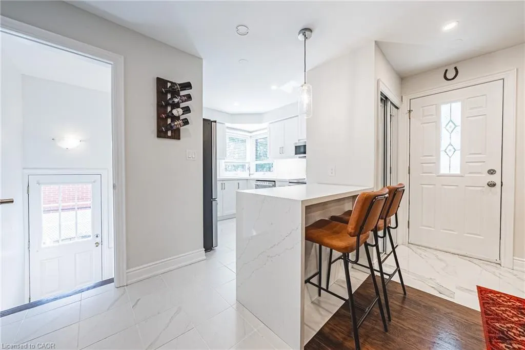 204 Fernwood Crescent