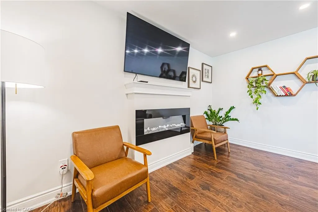 204 Fernwood Crescent