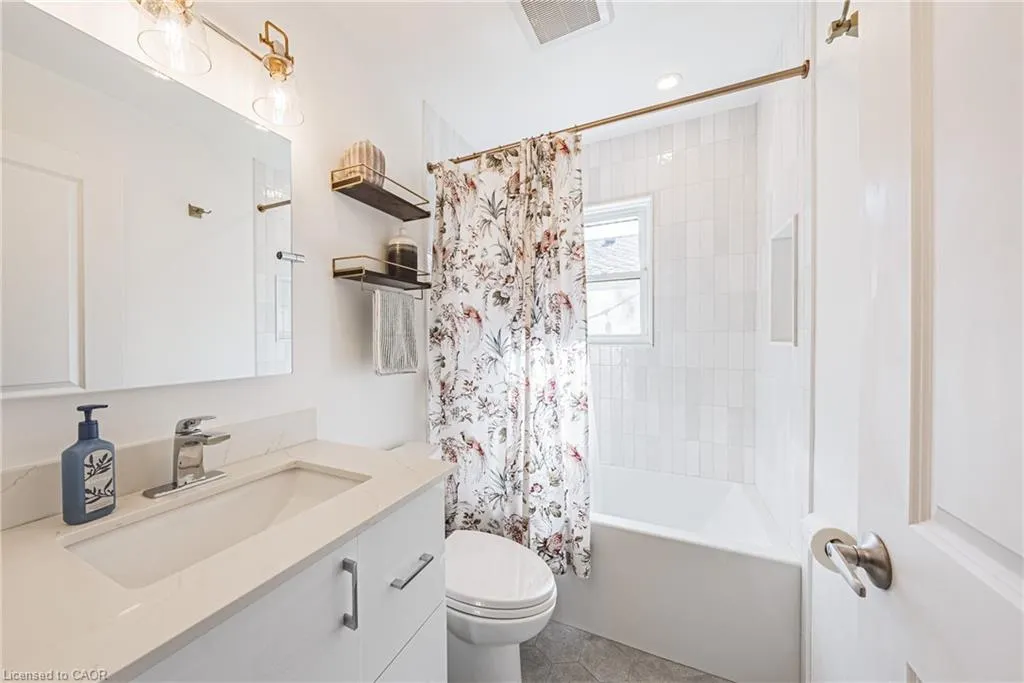 204 Fernwood Crescent