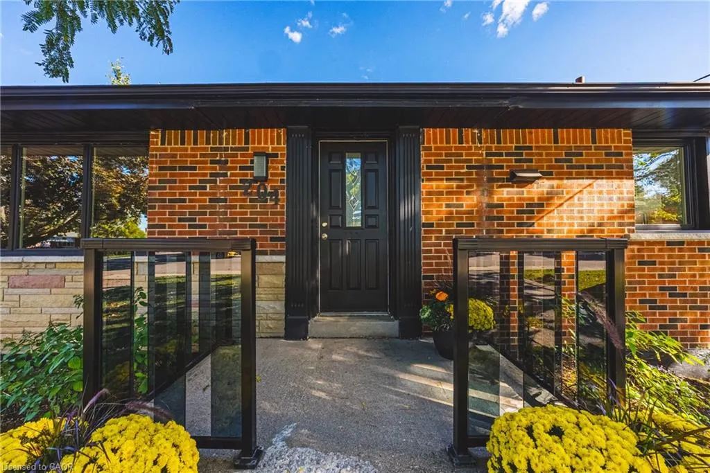 204 Fernwood Crescent