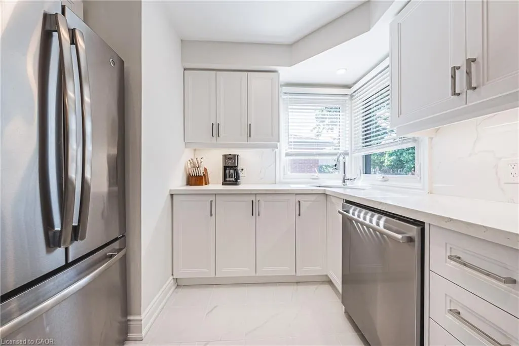 204 Fernwood Crescent