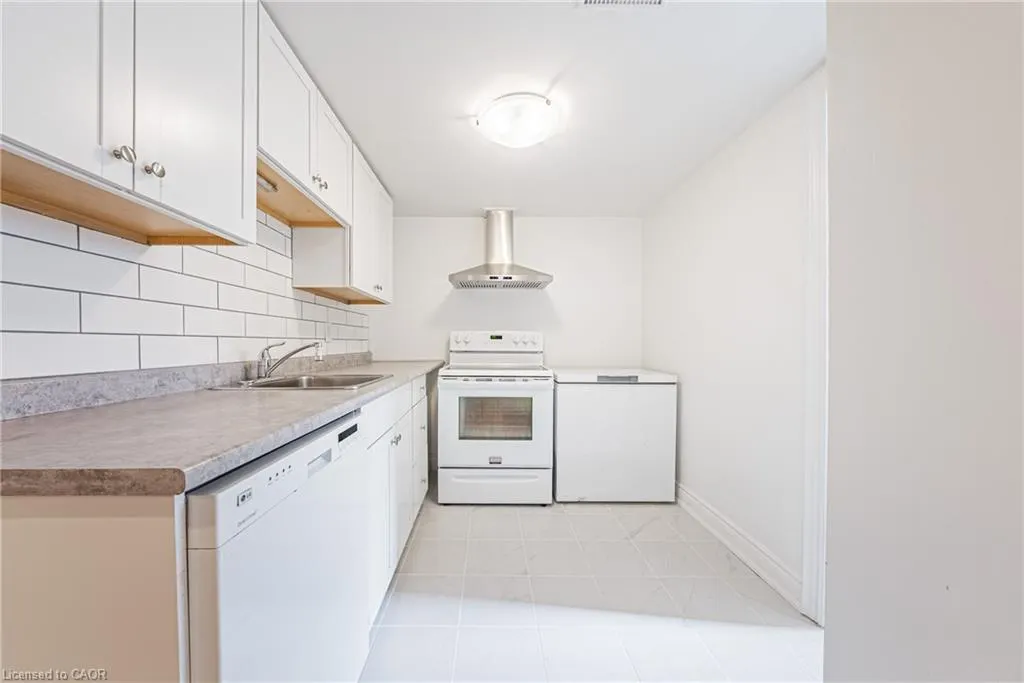 204 Fernwood Crescent