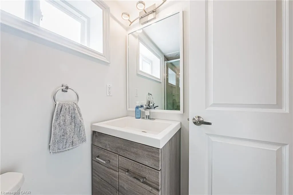 204 Fernwood Crescent