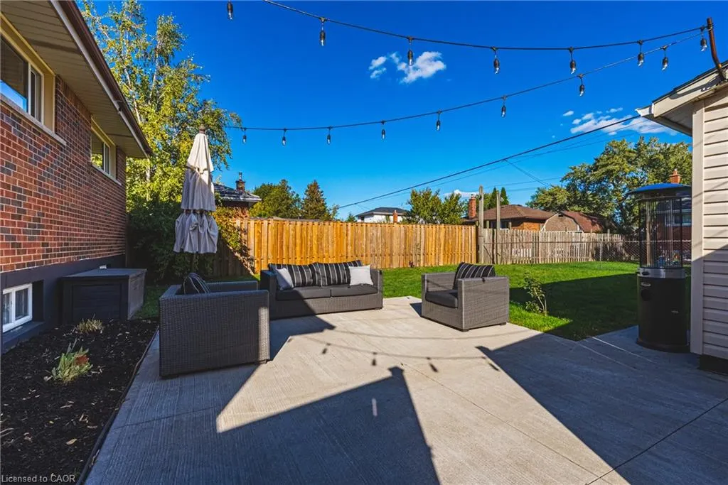 204 Fernwood Crescent