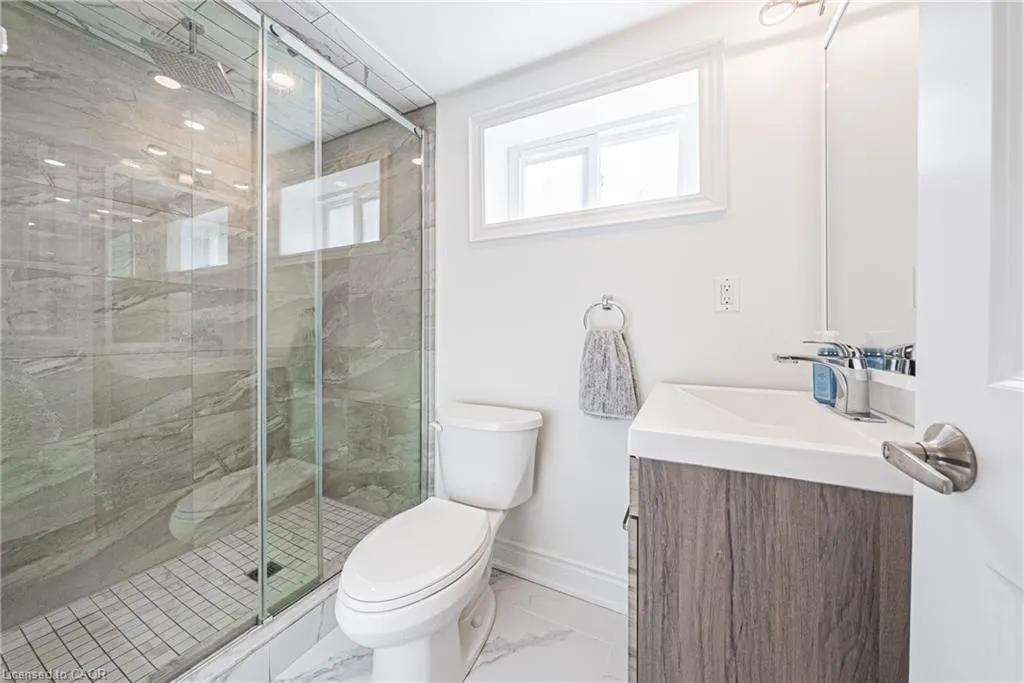 204 Fernwood Crescent