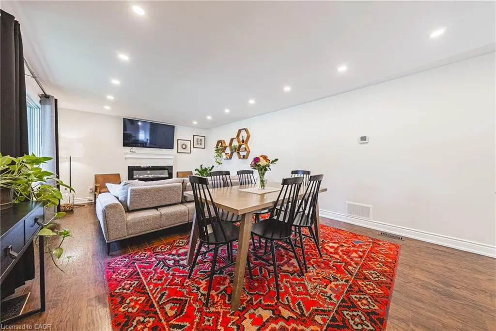 204 Fernwood Crescent