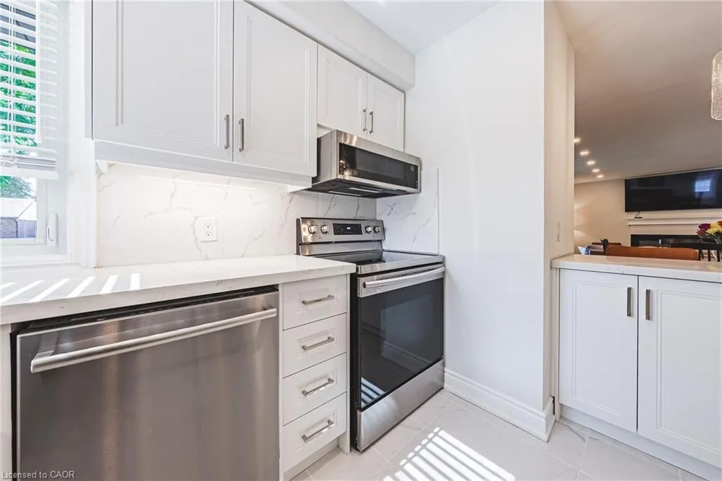 204 Fernwood Crescent