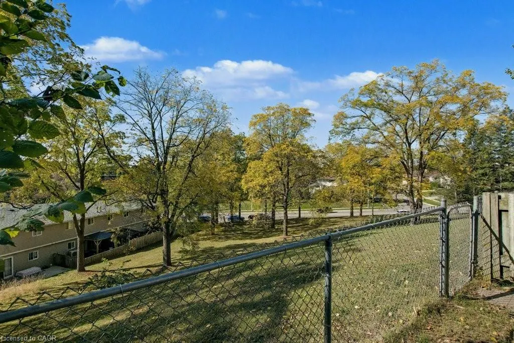 25 Upper Canada Drive, #17